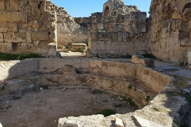 From Nicosia and Kyrenia: Famagusta & Kyrenia as Circular Tour - Varosha: a short look at an abandoned resort