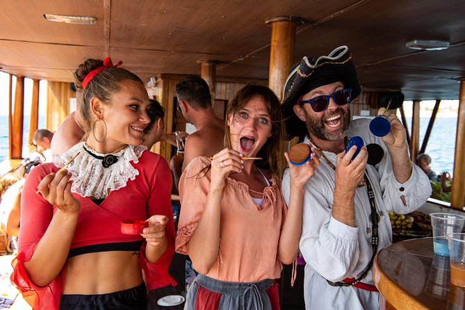 Jolly Roger | Pirates Adventure Cruise - Finding your place on a boat for up to 150 people