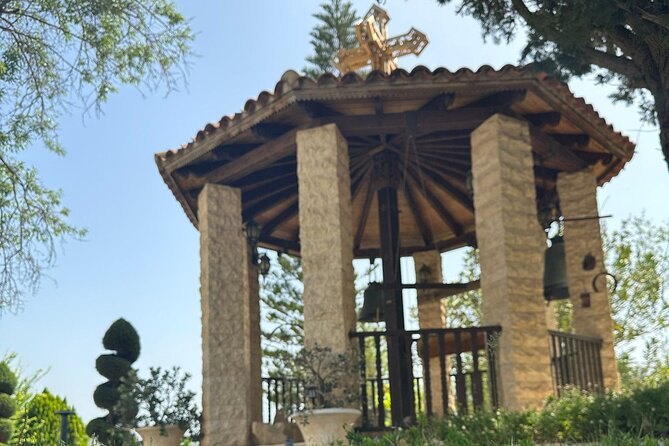 Troodos Mountains Jeep Tour with Wine Tasting - Omodos gives you lunch, alleys, and old Cyprus