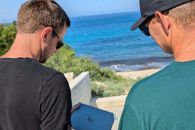 XploreMe! - Coral Bay Scavenger Hunt Outdoor Activity - Working as a team with the XploreMe! app